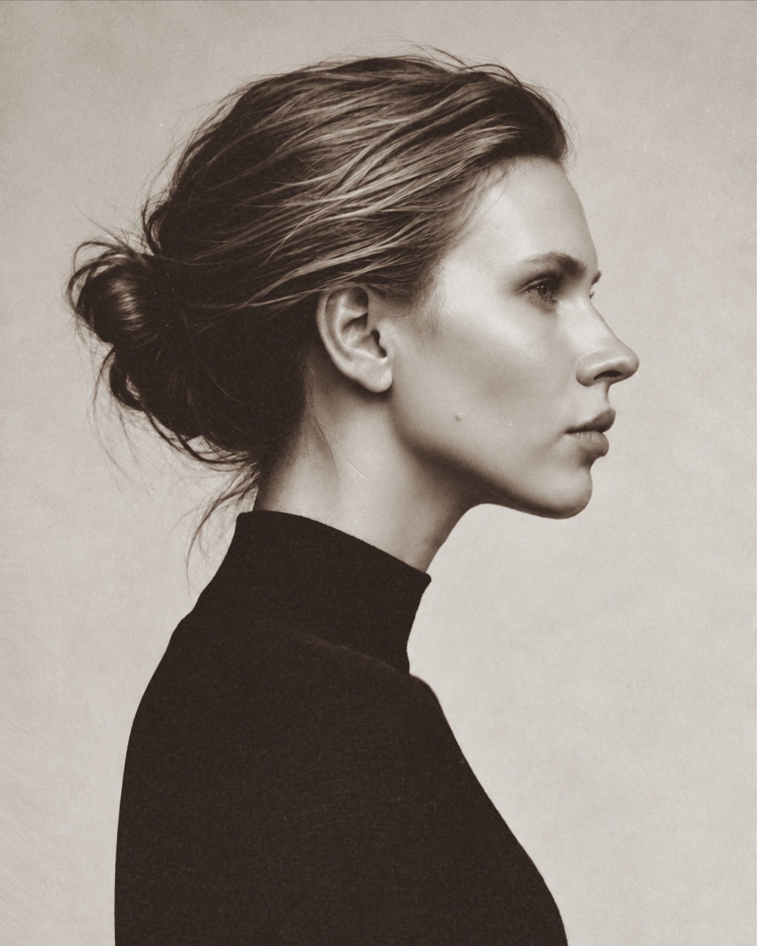 Portrait of Víctoria Dor in profile